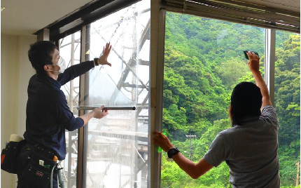 窓フィルム施工の様子